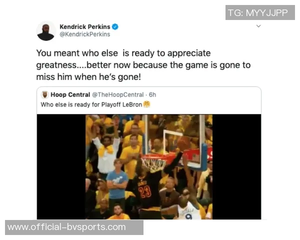 老鹰社交媒体发布独家推送网红举牌女郎MarissaAyers现场观赛引关注