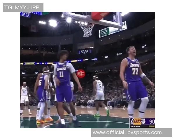 字母哥半场火力全开18分罚球命中率高暴扣两次震撼全场