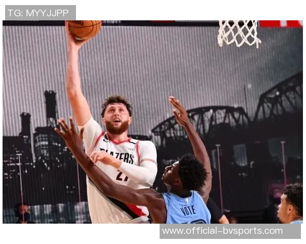 杨瀚森上半场未能登场开拓者面临9分落后困境继续期待机会